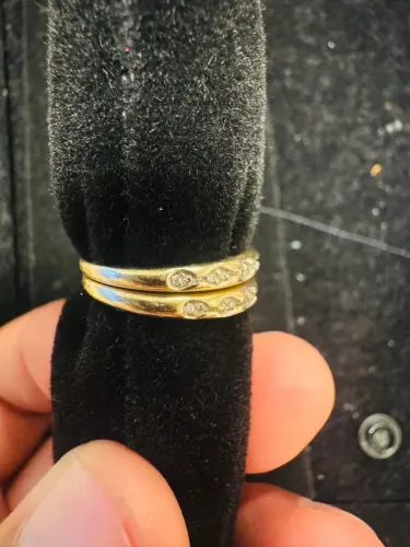 Par de Alianças de Ouro com Pedras