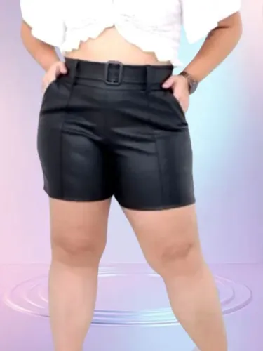 Short de couro sintético feminino plus size