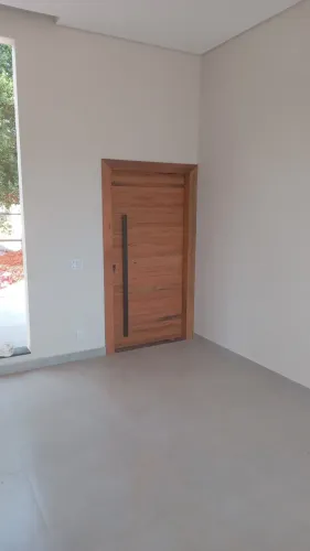 Porta pivotante completa e instalada 