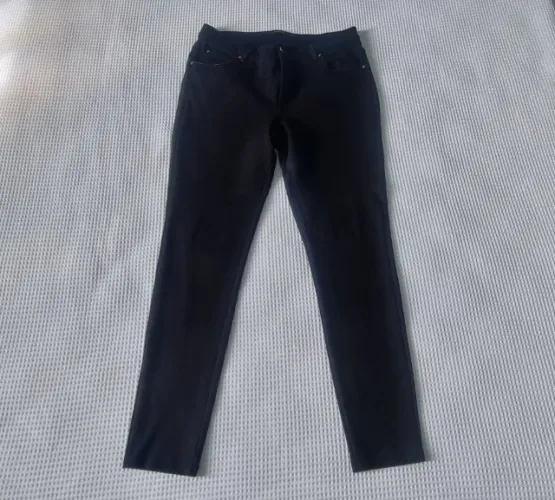 Calça preta confeccionada em algodão com elastano