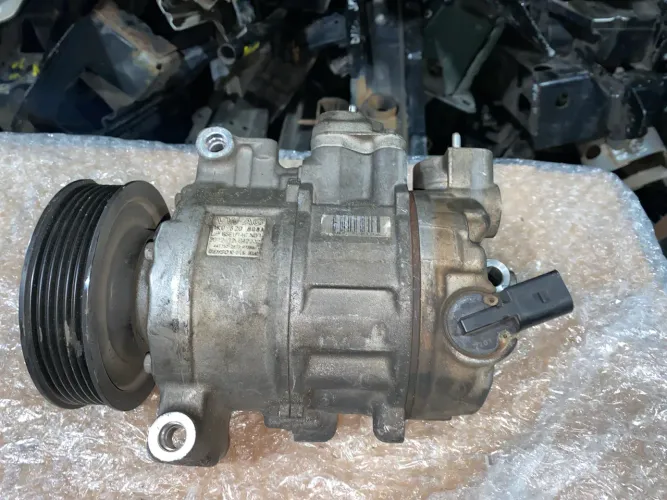 Compressor de Ar Condicionado VW Jetta 211 vc código : 1K0820808A (Detalhe polia)