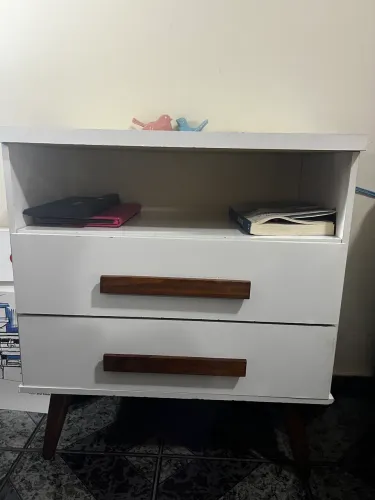 Mesa de cabeceira com duas gavetas