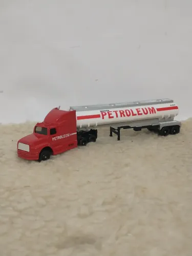 Miniatura Highway Haulers - Caminhão Tanque PETROLEUM - Maisto - 1/64 - USADO