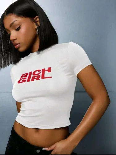 CAMISETA FEMININA RICH GIRL - BRANCA COM ESTAMPA VERMELHA<br>