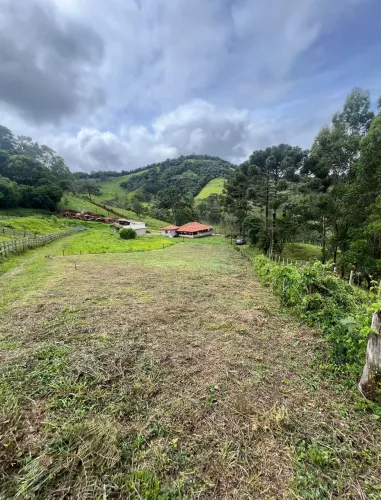 Ótimo terreno para chácara em Delfim Moreira- Sul de Minas Gerais.