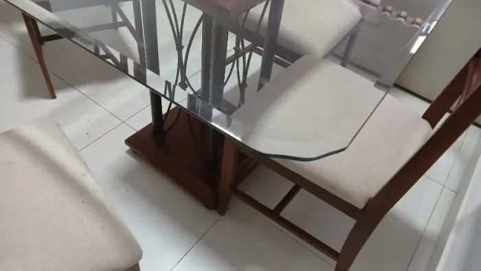 Tampo de vidro com acabamento bisotê para mesa de 4 lugares 