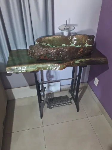 Pia em madeira com resina epóxi e base de ferro.