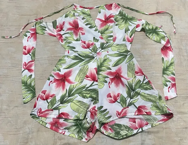 Macacão curto floral 