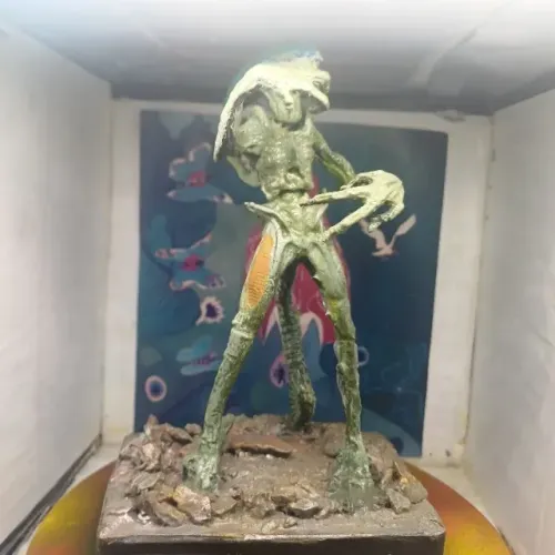 duas figuras alien em ferro com bases para venda 