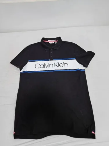Camisa Polo Calvin Klein Escrita no Peito Masculina - Preto<br><br>><br><br>?