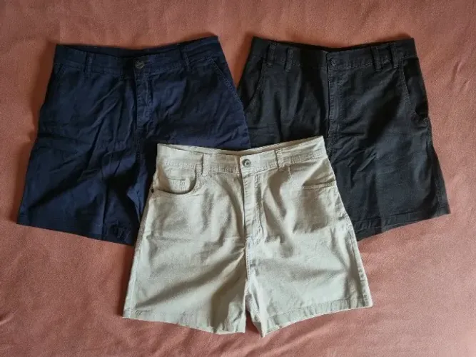 Kit 3 Bermudas Young Style em sarja com elastano - tam. 46 (possuem ajustes)