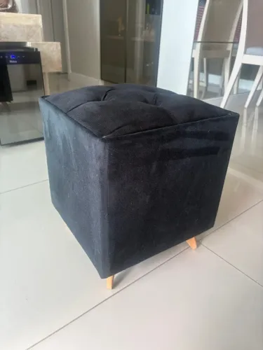 Puff Quadrado Preto com Detalhes