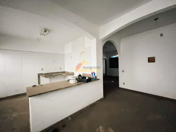 Casa localizada no Centro