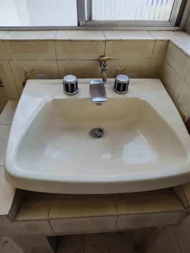 Cuba de cerâmica com coluna e sanitário para banheiro