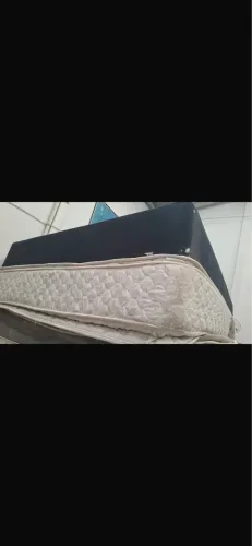 Colchão box casal com base em bom estado