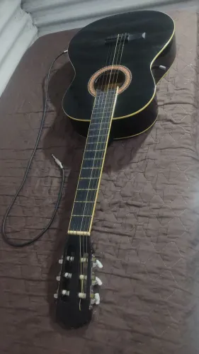 Violão elétrico regulado por um profissional, no ponto de usar e funcionando no som!