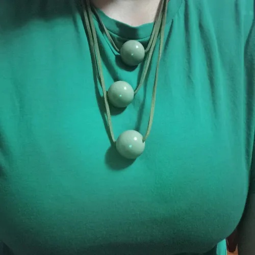 Lindo colar em resina na cor verde musgo