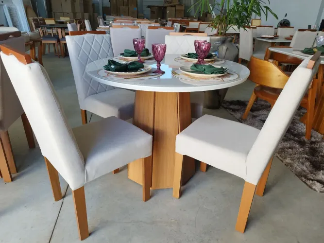 Mesa de Jantar Redonda com 4 Cadeiras - Madeira Maciça