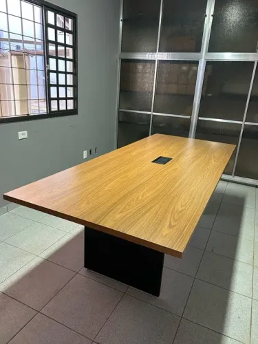 Mesa de reunião em Madeira - nova