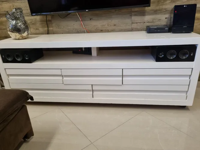 Rack em madeira maciça na cor branca, com 5 gavetas.