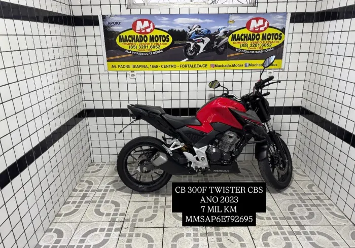 CB 300F TWISTER,ano 2023 com 7 mi km.