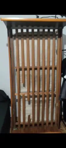  cama de madeira e colchão cama tá com 2 Glade quebrada 