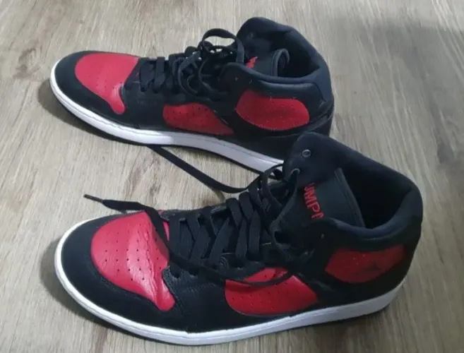 Tênis Jordan Jumpman 44 Vermelho e Preto