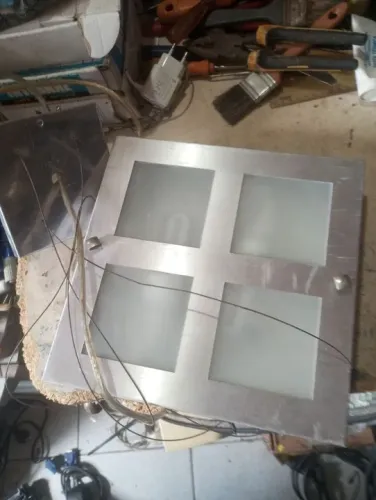 Luminária de teto moderna com 4 lâmpadas por apenas 30 reais