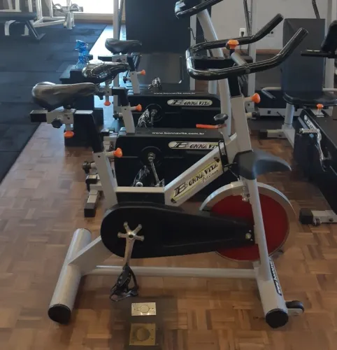 Bicicleta ergométrica e spining profissional.