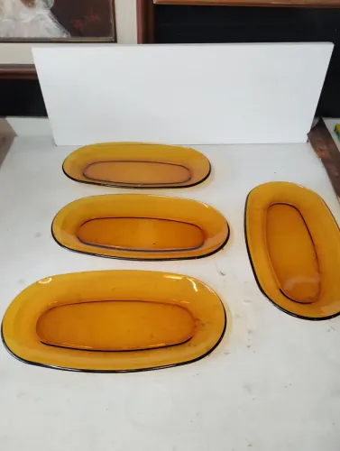 Travessas de Vidro Âmbar com Borda Preta