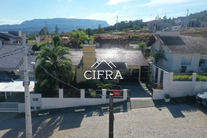 Casa de Alvenaria - Venda - 03 dormitórios - 250m2 - Semi Mobiliada - Piscina - Loteamento