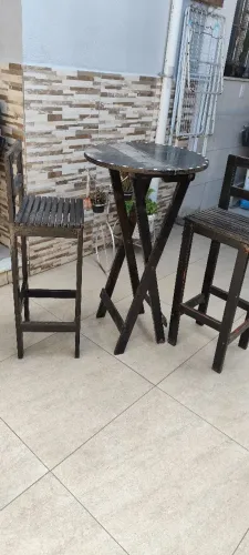 Bistrô com 2 banquetas.