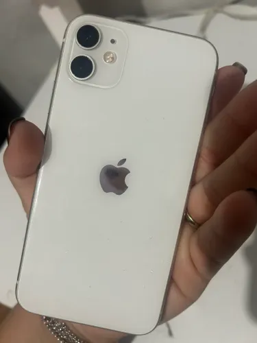 Vende um iPhone 11 com caixa e carregador
