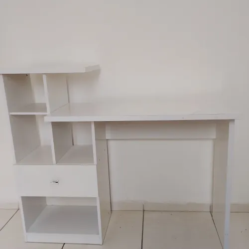 Escrivaninha + cadeira de rodinhas de escritório