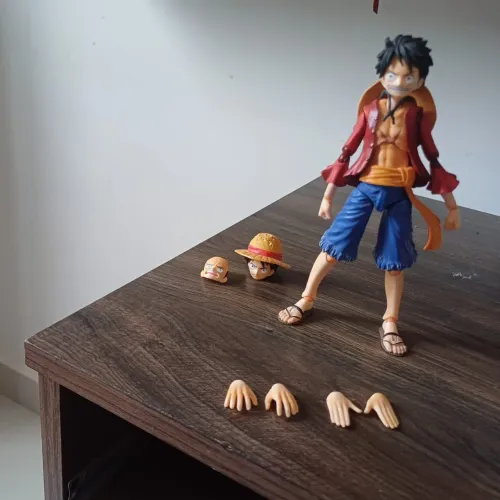 One Piece Luffy Bootleg, com partes Danificadas