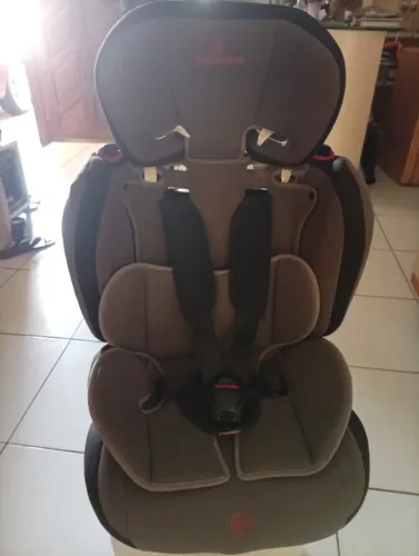 Cadeira automotiva para criança com acento de elevação acoplado marca Galzerano R$ 200,00