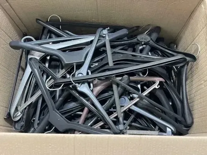 Lote de 100. Cabides para Terno