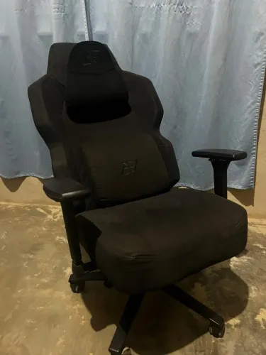 Cadeira gamer preta regulável