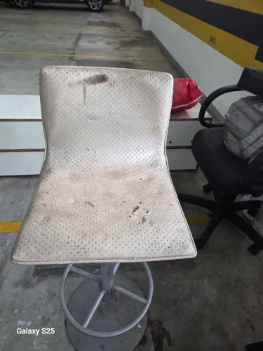 Vende 1 cadeira alta.