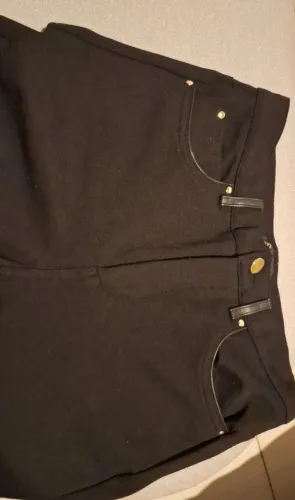 Vendo esta linda calça preta COLLEOTIAN, com detalhes de couro