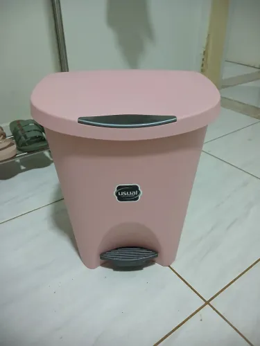 Lixeira rosa de quarto usual 