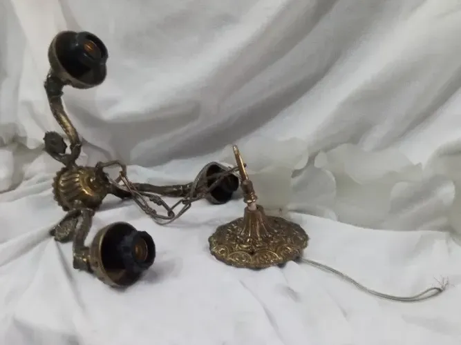 Lustre De Bronze Maciço Com Três Cúpulas E 6 Tutilpas 