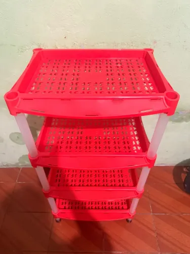 Estante com prateleiras 