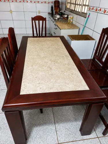 MESA DE MADEIRA COM MAMORE COM 8 CADEIRAS MADEIRA PURA