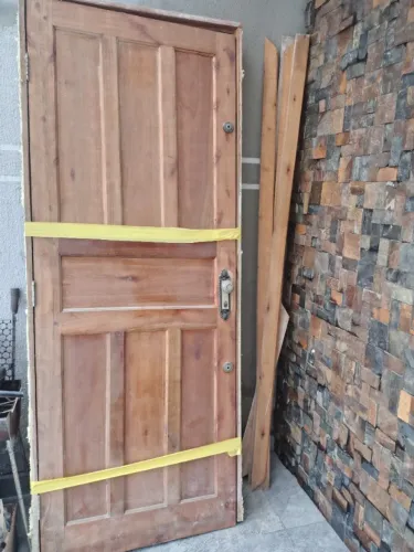 Porta de madeira com chave tetra da marca aliança