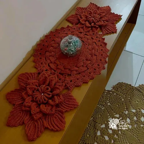 Caminho de mesa em crochê com pétalas de flores - Feito à mão