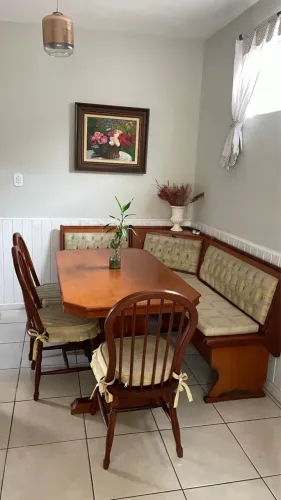 Mesa canto alemão com cadeiras