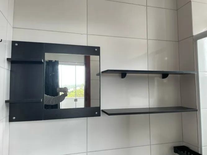 Conjunto Completo Preto: Painel com Espelho + 3 Prateleiras + Nicho + Mesa de Cabeceira