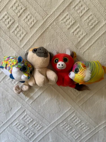 quatro mini pelúcias