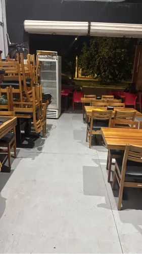 Mesa e cadeira de madeira para lanchonete